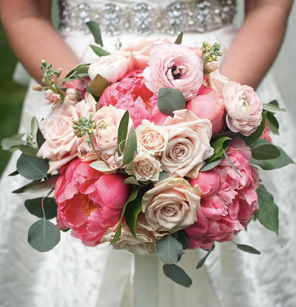 Букет невесты из пионов с розами